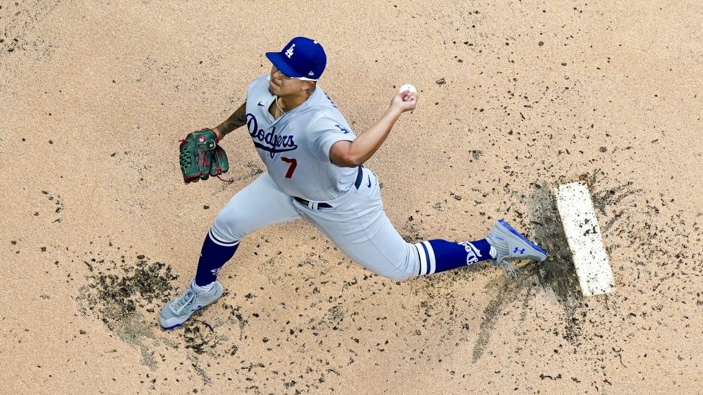 Julio Urías luce imponente y logra marca histórica en Grandes Ligas