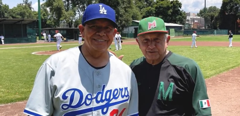 AMLO celebra anuncio de serie de MLB en México jugando con leyendas