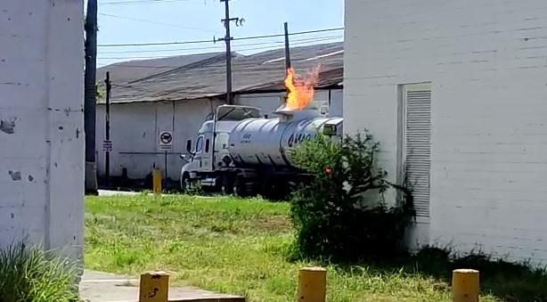 Se incendia pipa mientras surtía gasolinera frente a la planta Pemex en Culiacán