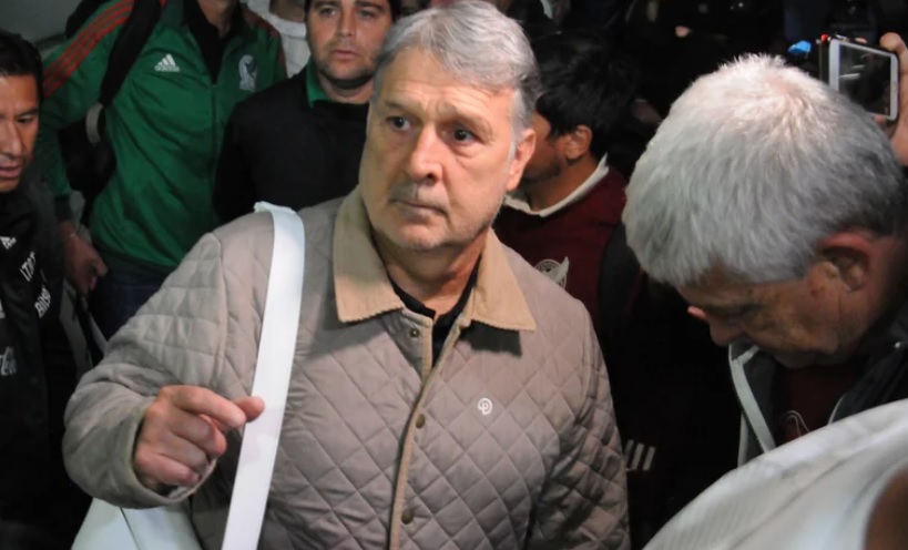 Entre gritos y reclamos reciben al «Tata» Martino en el aeropuerto de la CdMx