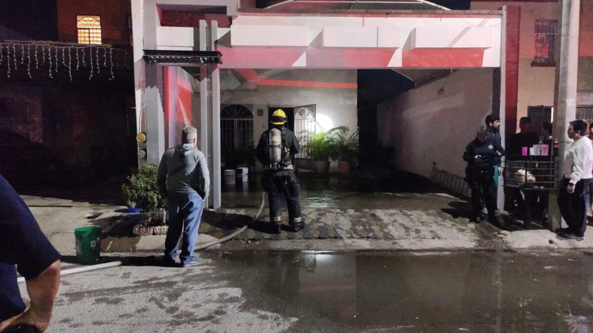 Consume incendio parte superior de una vivienda en la colonia Estancia 7