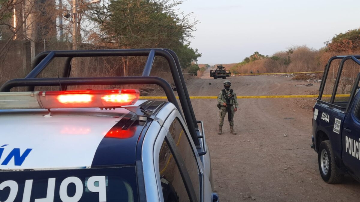 Dejan cadáver de un hombre encima de fentanilo en camino a la Casa del Lago en Culiacán