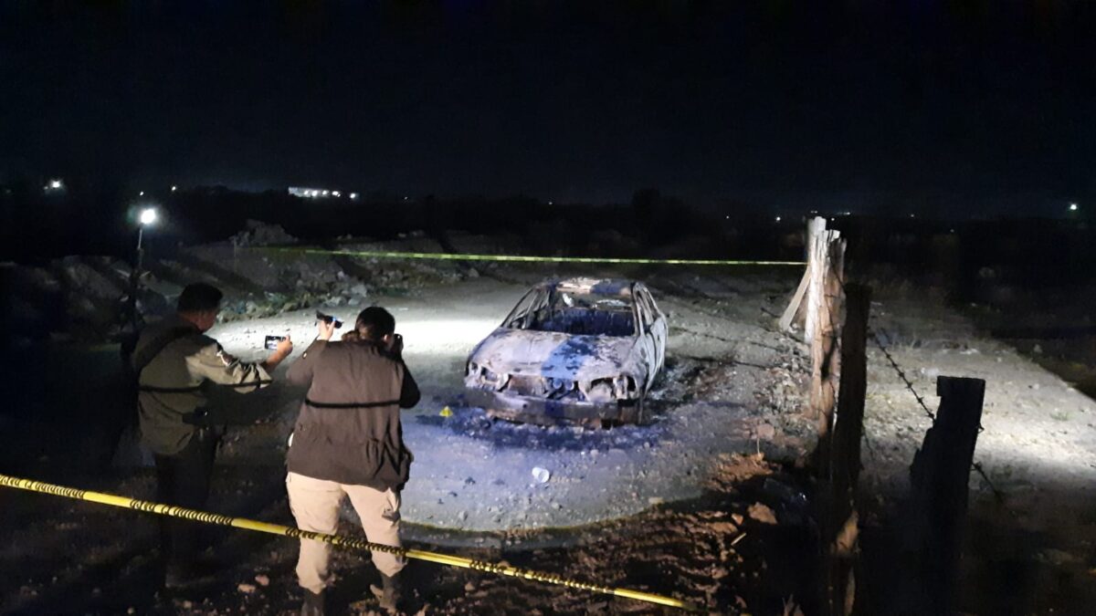 Incendian automóvil con una persona adentro cerca de la pensión de Tránsito