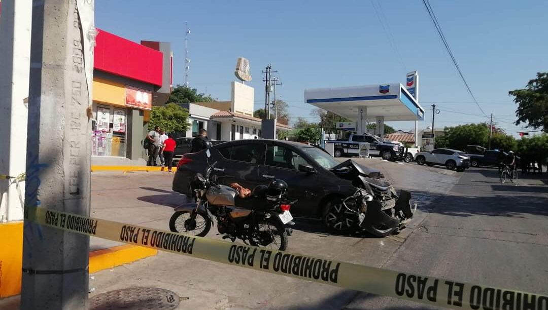 Atentan a balazos contra automovilista en la 10 de Mayo y se genera carambola