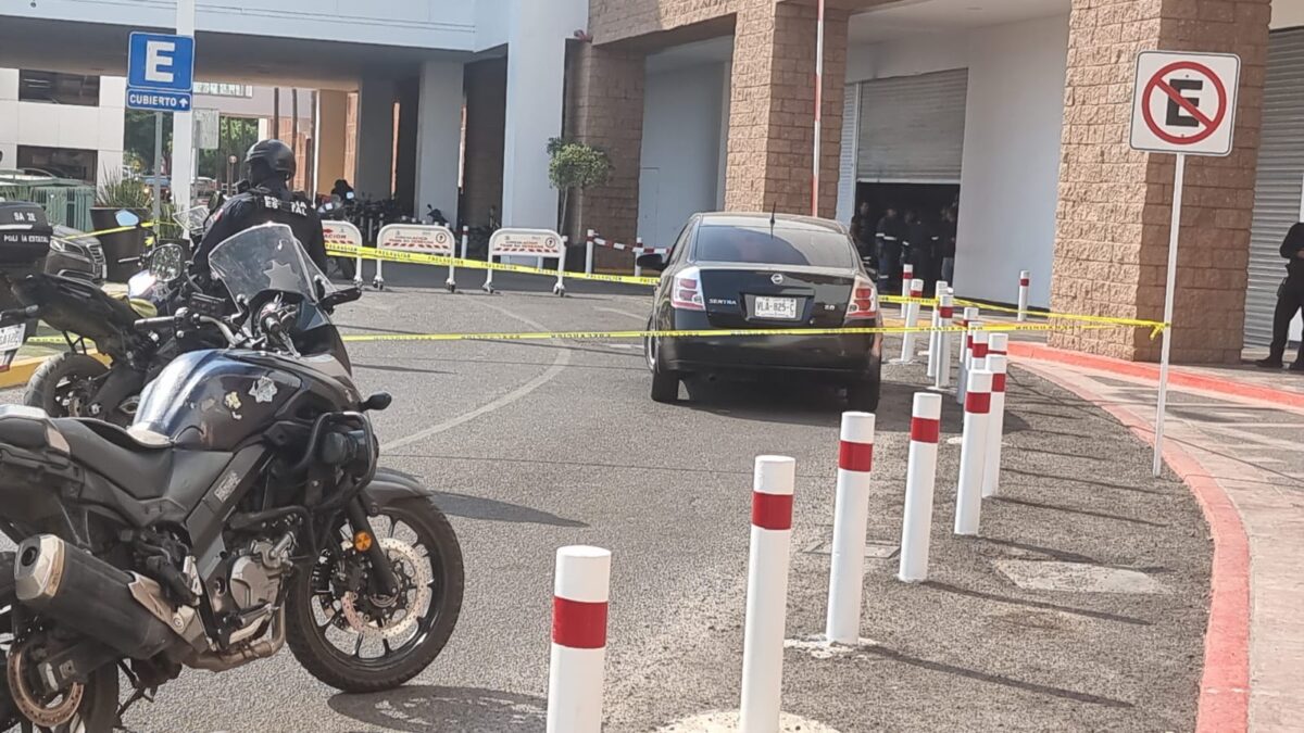 Por no darles el paso, hombres balean a conductor en el estacionamiento de Fórum Culiacán