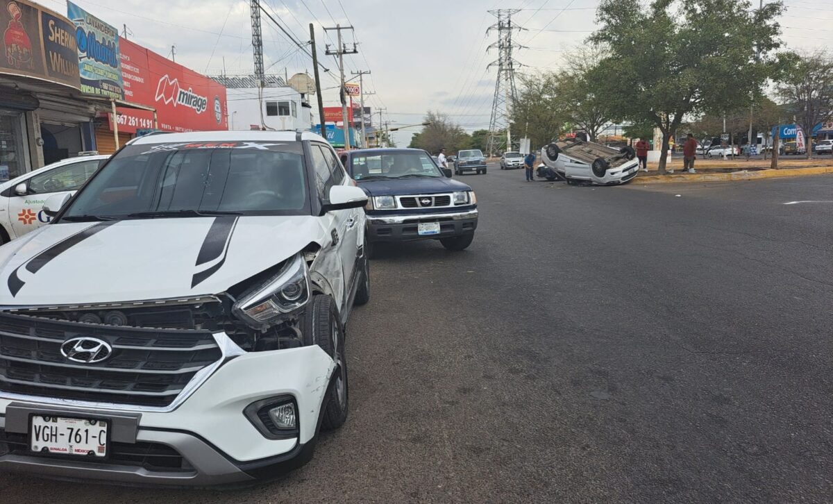 Una mujer y su bebé resultan lesionados tras chocar en el Infonavit Humaya