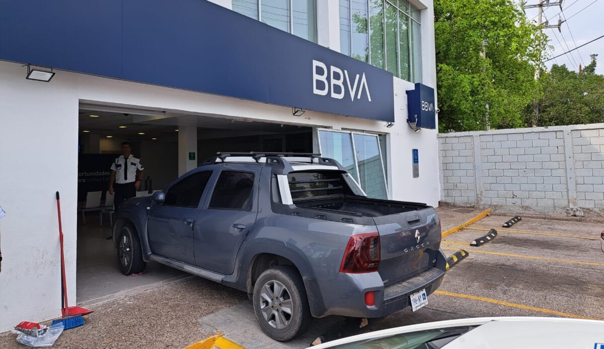 Camioneta se incrusta en un BBVA de Culiacán y golpea a usuaria que hacía cola