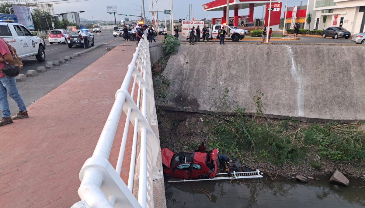 Caen jóvenes en su vehículo a canal pluvial en el bulevar Rolando Arjona