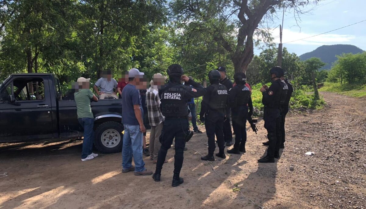 Auxilian a otros 72 pobladores de Sinaloa de Leyva para desplazarse hacia Guamúchil