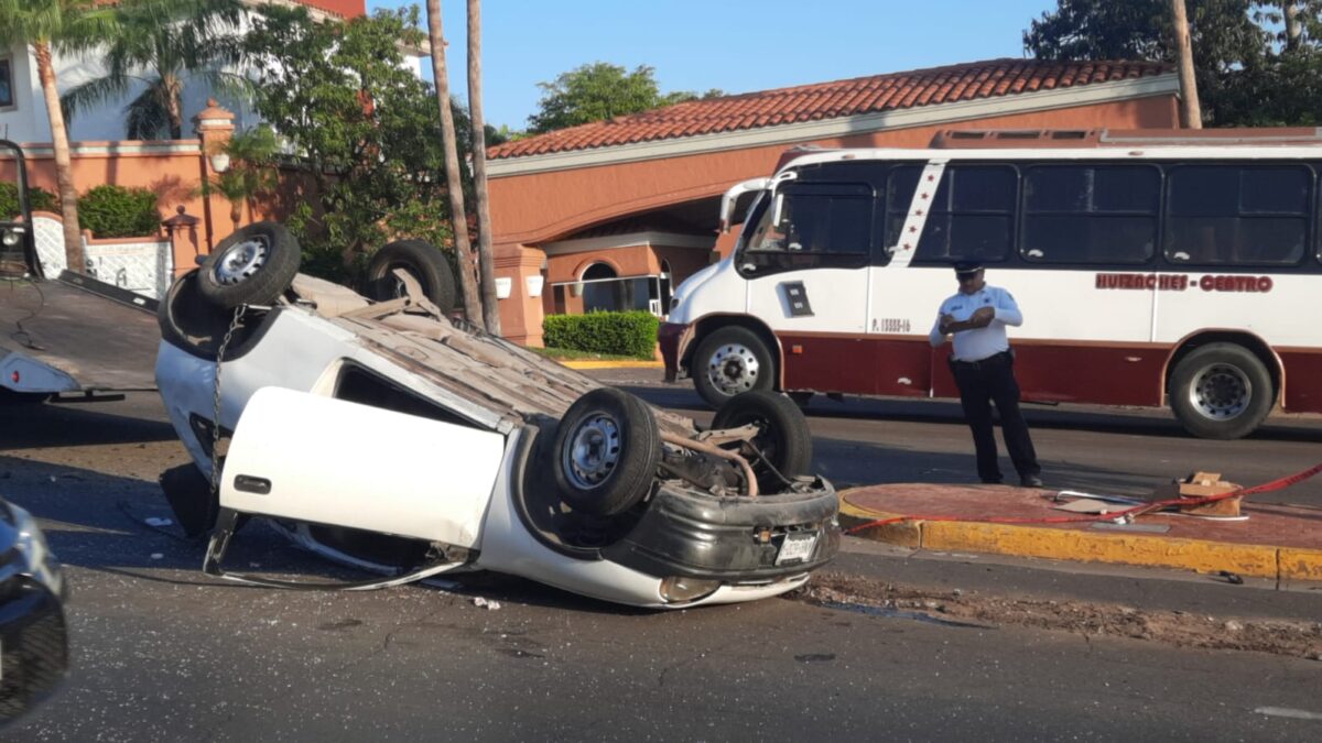 Conductor vuelca su auto sobre la avenida Obregón, frente al residencial Ventanas