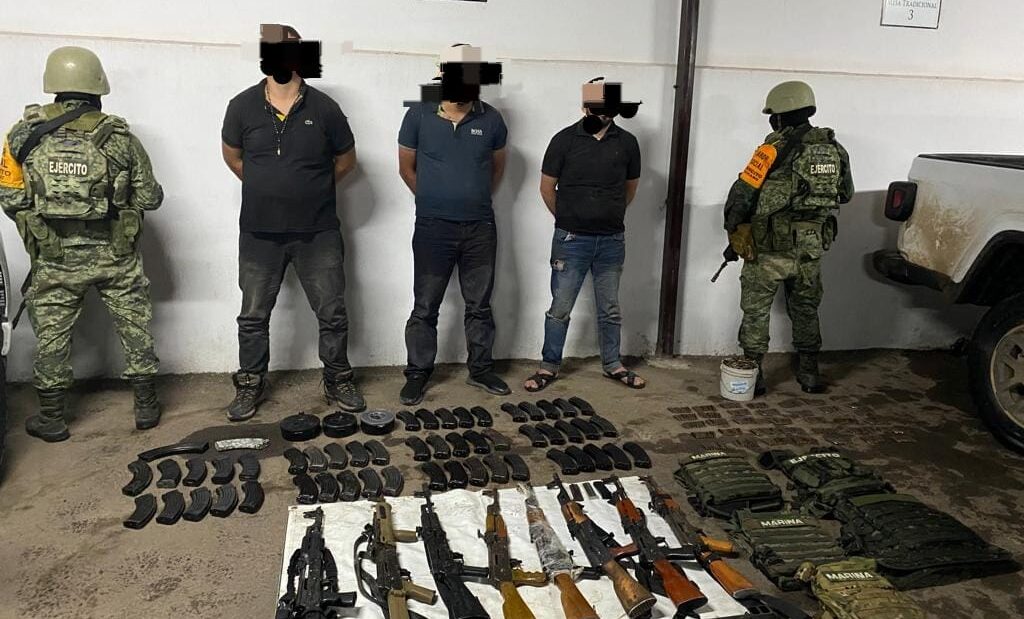 Detienen a tres hombres con fuerte arsenal en la sierra de Sinaloa de Leyva