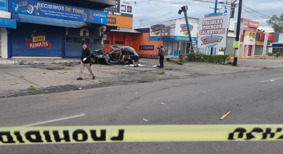 Dos tripulantes de una camioneta mueren calcinados tras choque en el bulevar Lola Beltrán