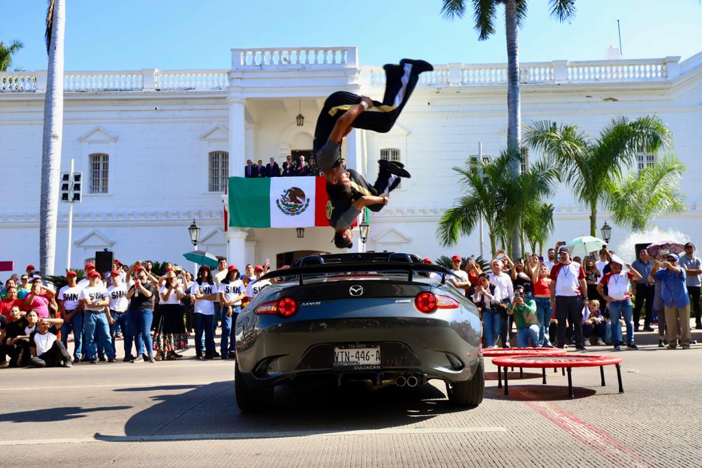 Miles de culiacanenses disfrutan del Desfile Conmemorativo por el 113 Aniversario de la Revolución Mexicana