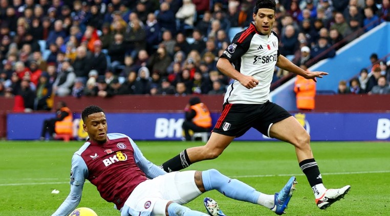 Raúl Jiménez rompe sequía de un año 8 meses con gol ante el Aston Villa
