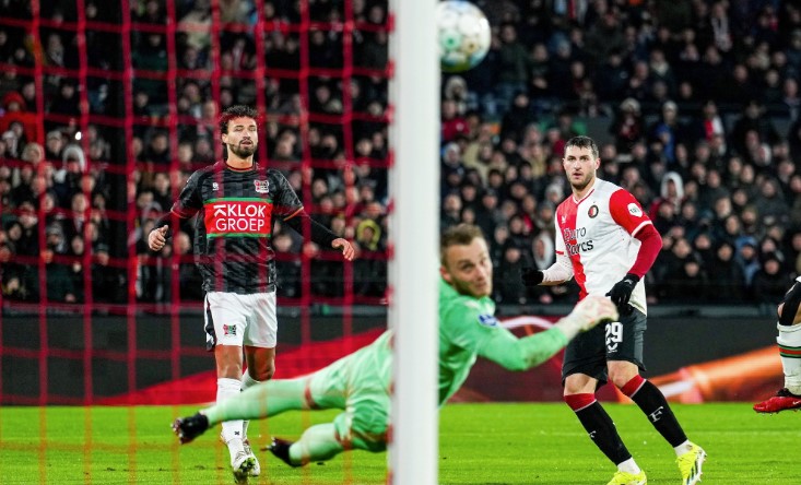 Santiago Giménez se trepa a la cima de los goleadores en la Eredivisie