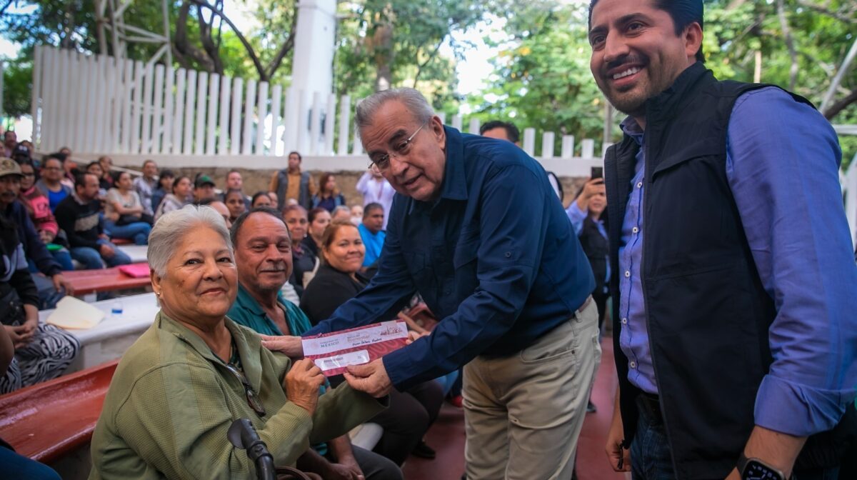 Rocha Moya entrega tarjetas del Banco del Bienestar a beneficiarios del Programa Por una Mejor Vivienda