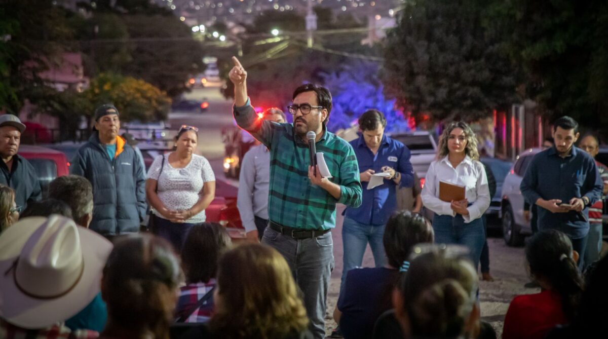 Alcalde compromete con vecinos pavimentación de calle en la Lázaro Cárdenas