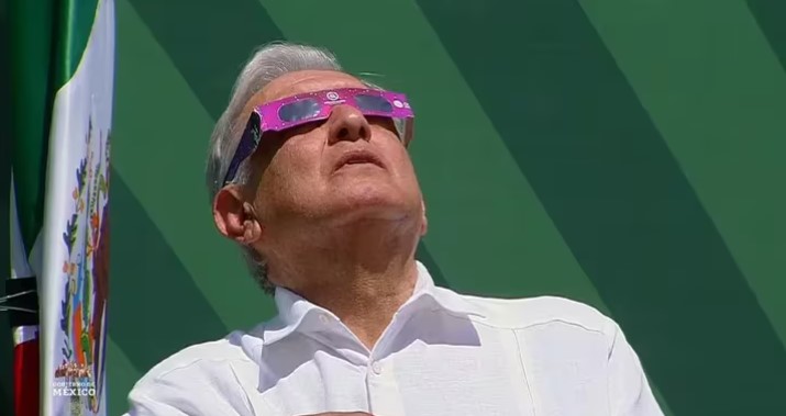 «Un privilegio vivir para contarlo”: AMLO disfruta el eclipse desde Mazatlán