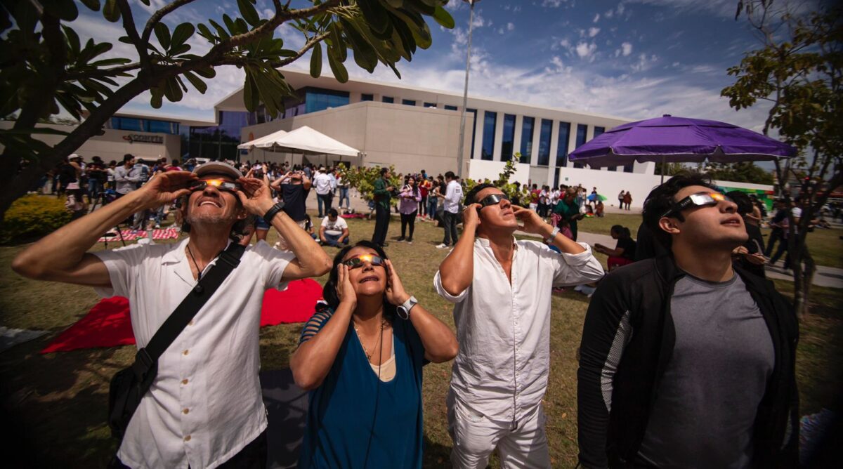 Culichis se reúnen en el Centro de Ciencias para observar el eclipse