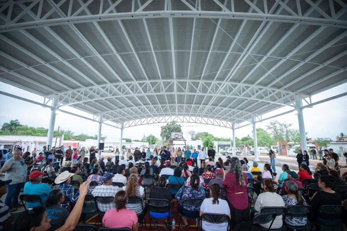 Entrega Juan de Dios Gámez techumbre prometida en Oso Viejo, Quilá