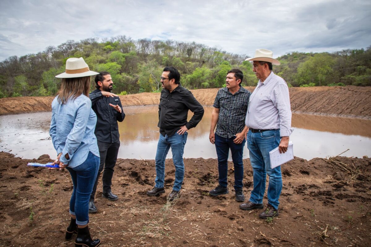 Alcalde Juan de Dios Gámez supervisa bordos abrevaderos en Imala