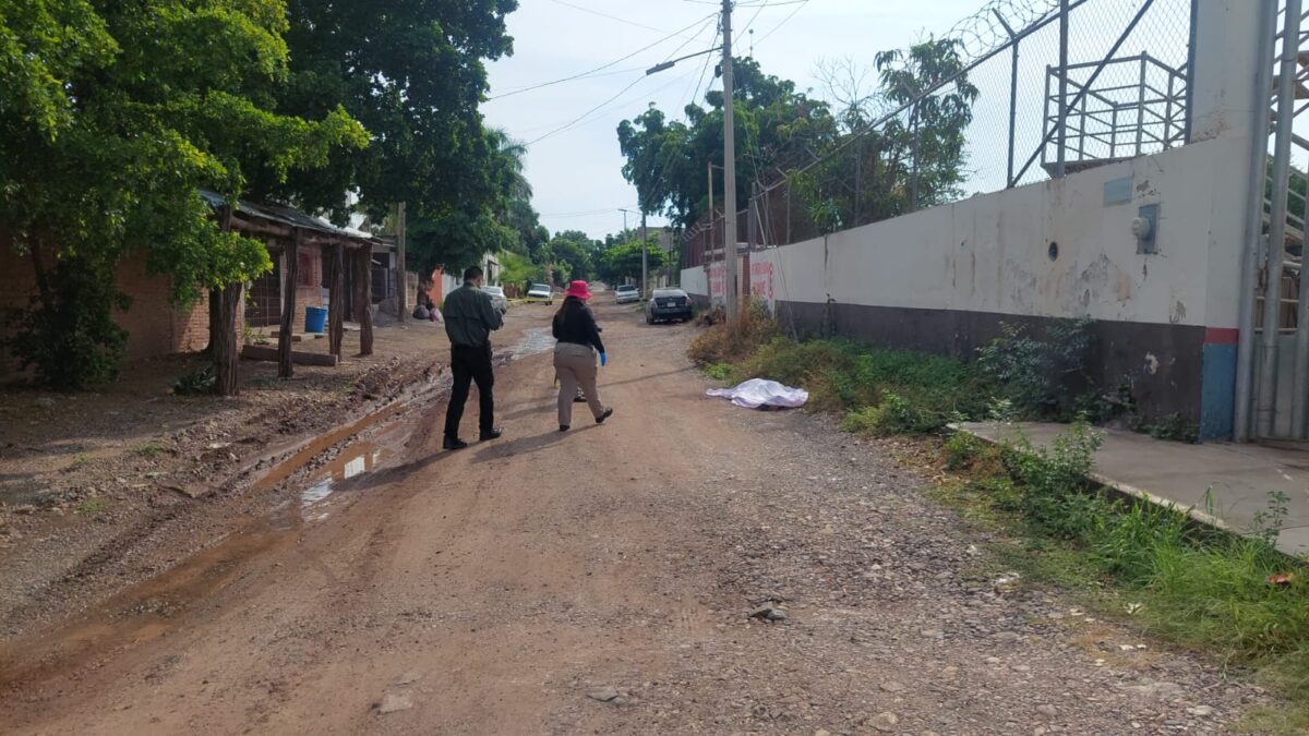 Asesinan a balazos a «El Chico» frente a una secundaria en la Ampliación El Barrio