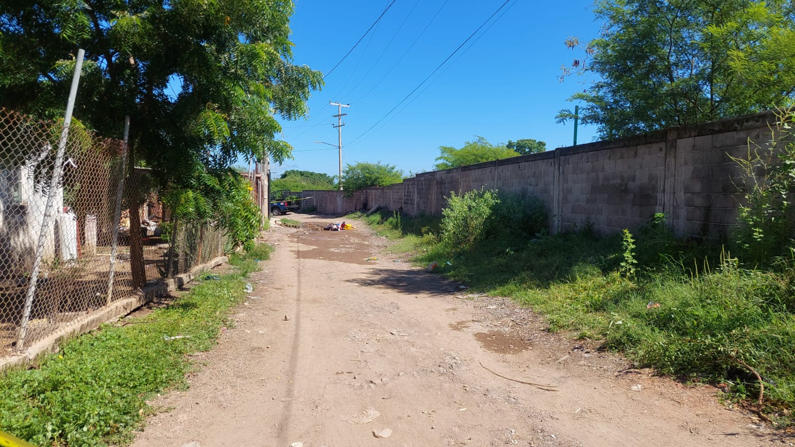 Arrojan cuerpos de dos hombres a orillas de una calle en la colonia El Barrio