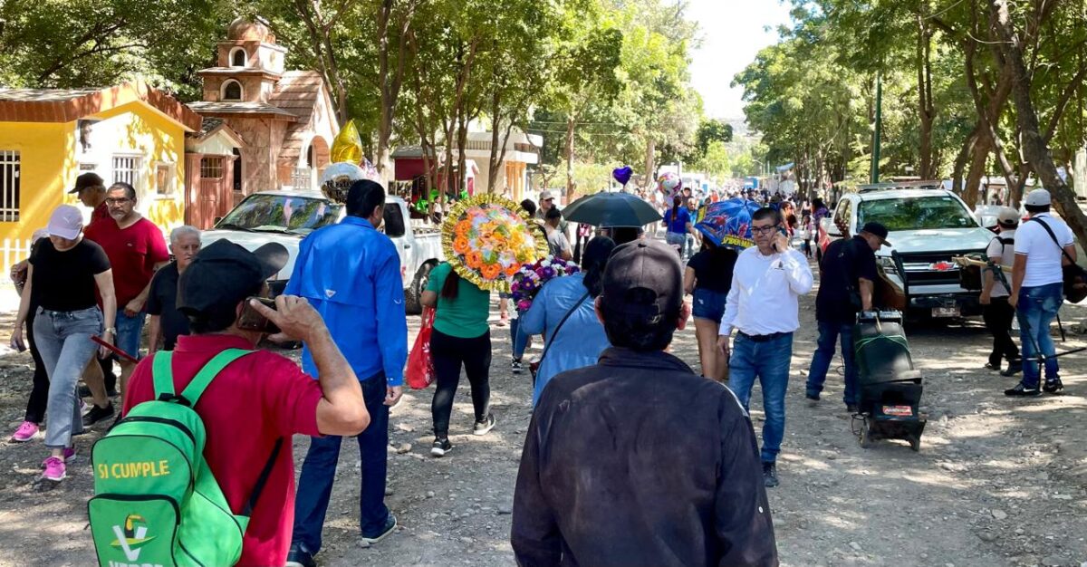 Buena afluencia de visitantes en los panteones de Culiacán durante el Día de Muertos