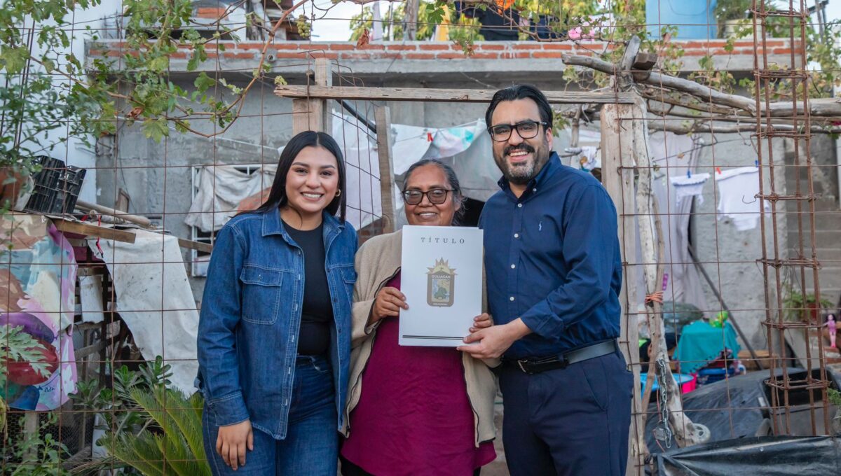 Juan de Dios Gámez entrega títulos de propiedad casa por casa en Las Coloradas