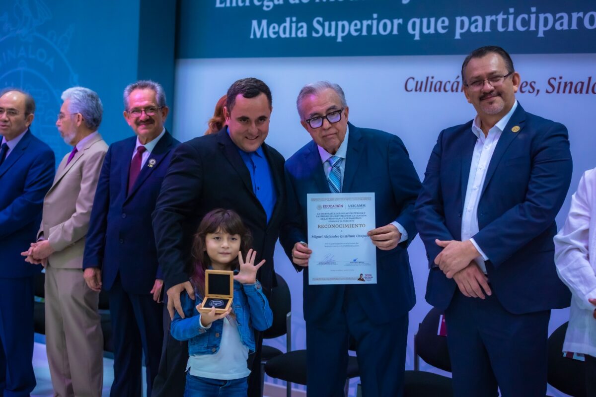 Rocha entrega estímulos a maestros que acreditaron la convocatoria Práctica Educativa 2024