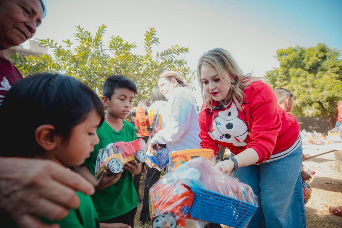 La caravana navideña del DIF Sinaloa llega a niños de Aguaruto y el relleno sanitario