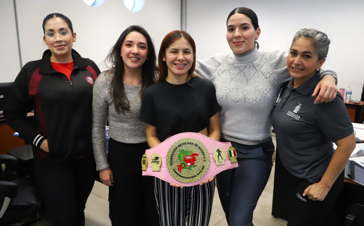 Esmeralda Patiño presume su cinturón de campeona del Nacional Élite de Boxeo