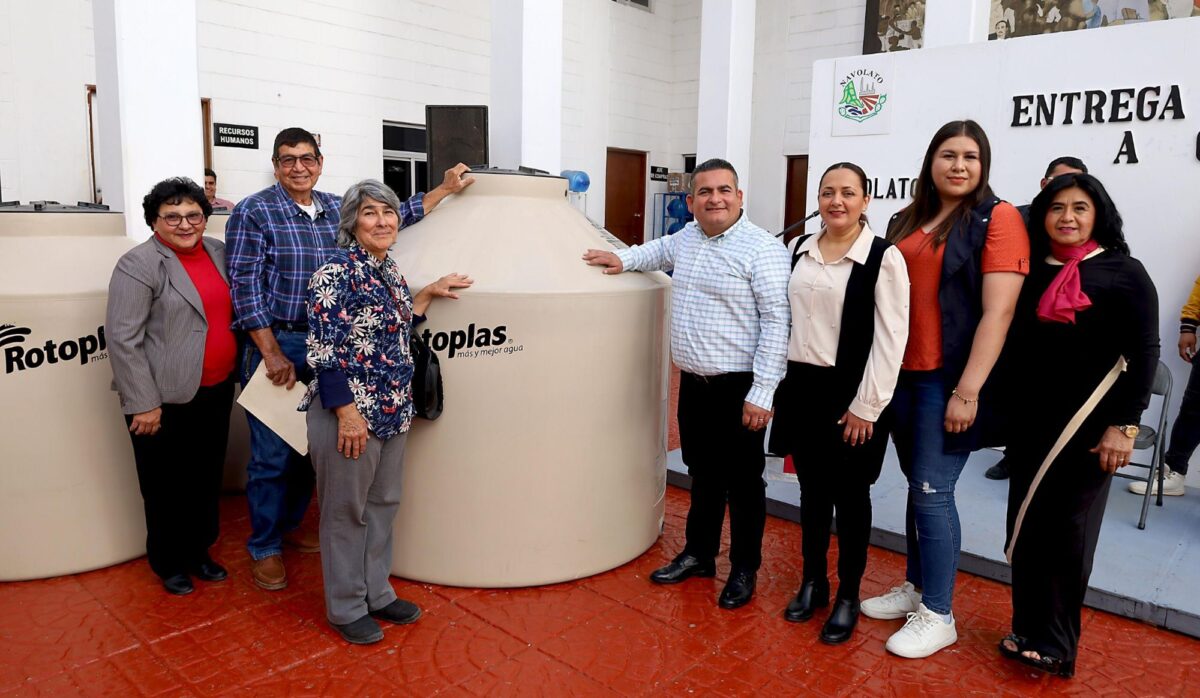 El alcalde Jorge Bojórquez entrega materiales y apoyos a familias navolatenses