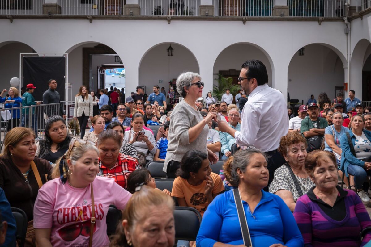 Juan de Dios Gámez mantiene entrega de apoyos económicos a comerciantes