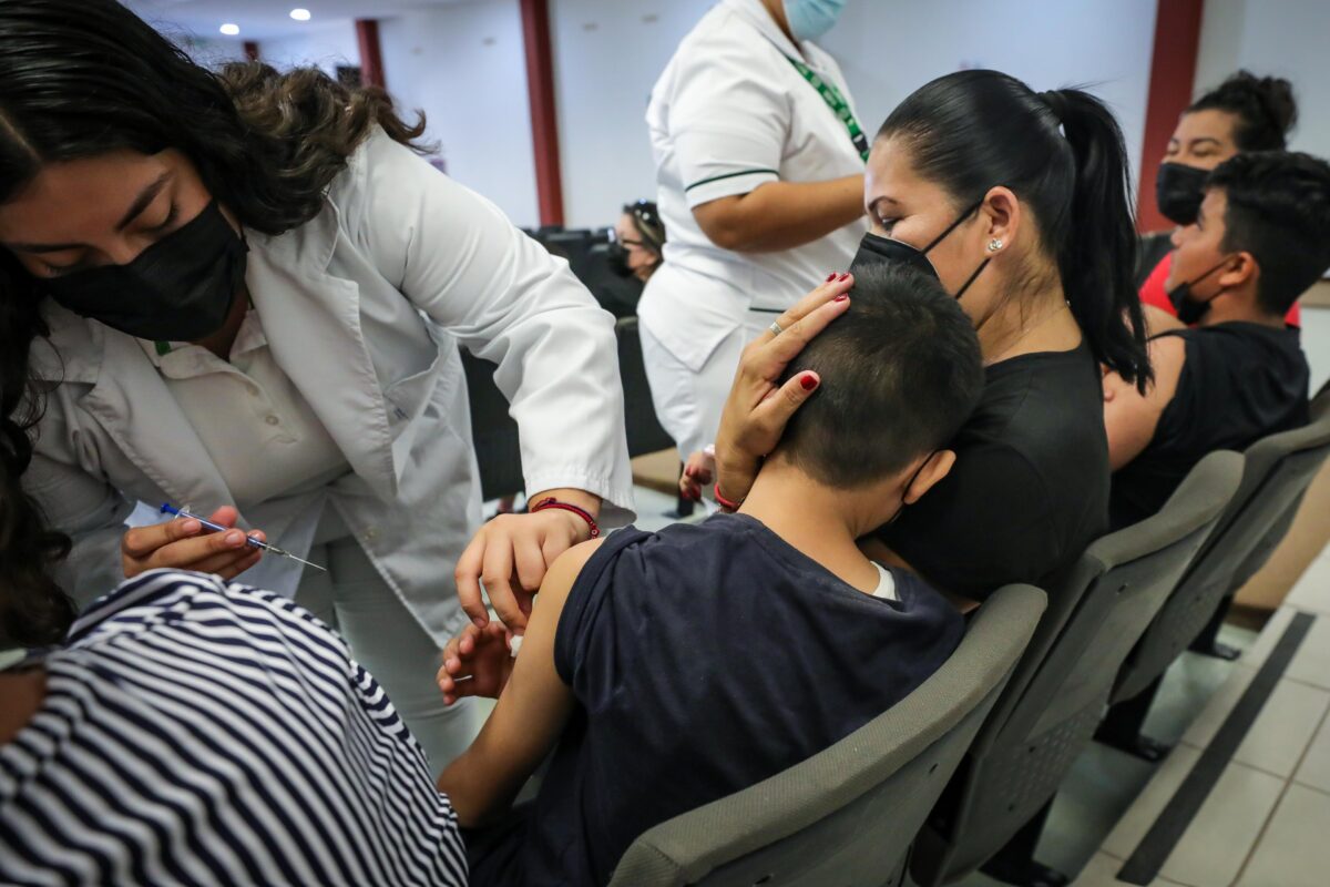 Mantiene el DIF Sinaloa módulos de vacunación en el CREE y en la Seis de Enero