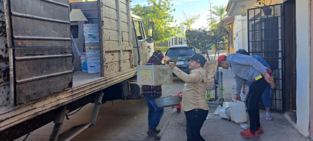 Vecinos de la colonia 4 de Marzo contribuyen en la Campaña de Descacharrización