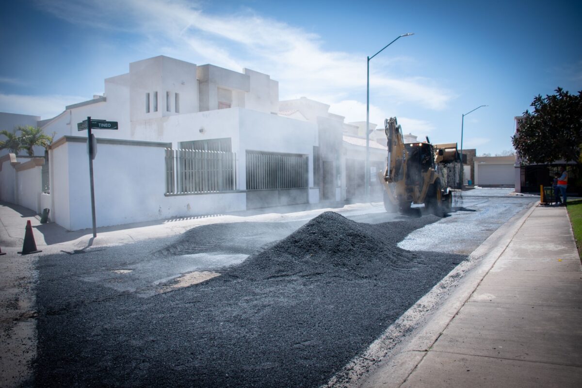 Calles del fraccionamiento Valencia se rehabilitan con reencarpetado