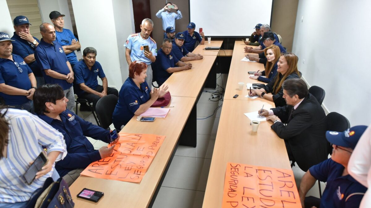 Diputados atienden y escuchan a grupos manifestantes del magisterio y policías