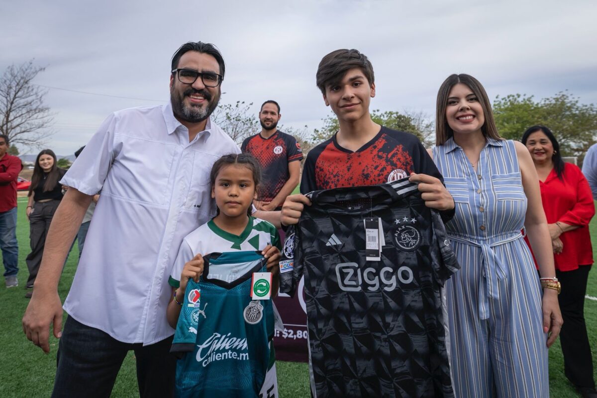 Juan de Dios Gámez entrega cancha de futbol, calles y alumbrado público en Country del Río IV